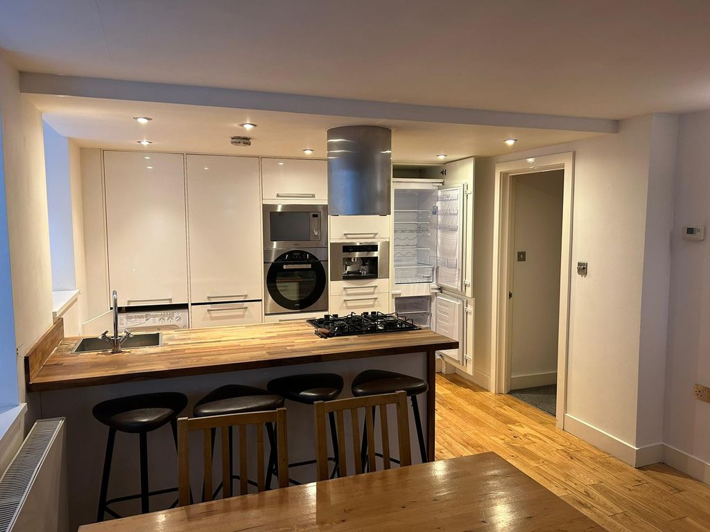 2 bed flat to rent in Campbell Road, London E3, £3,200 pcm
