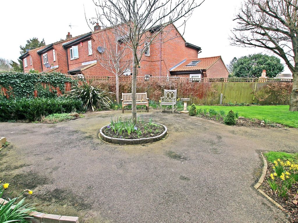 1 bed flat for sale in The Limes, Westbury Lane, Newport Pagnell, Buckinghamshire MK16, £200,000