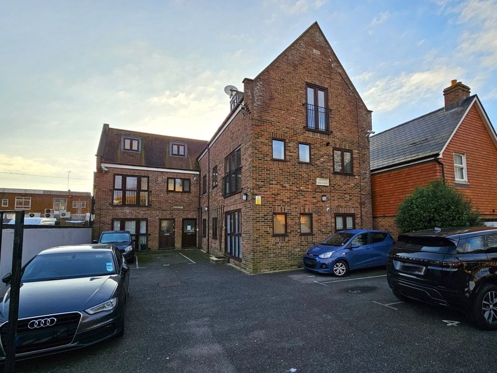 2 bed flat for sale in Hill Street, Poole BH15, £199,000