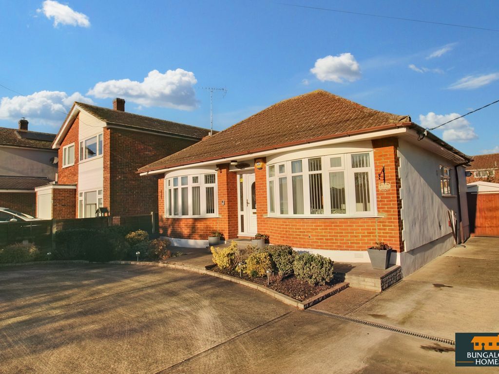 2 bed bungalow for sale in Peartree Lane, Doddinghurst CM15, £590,000