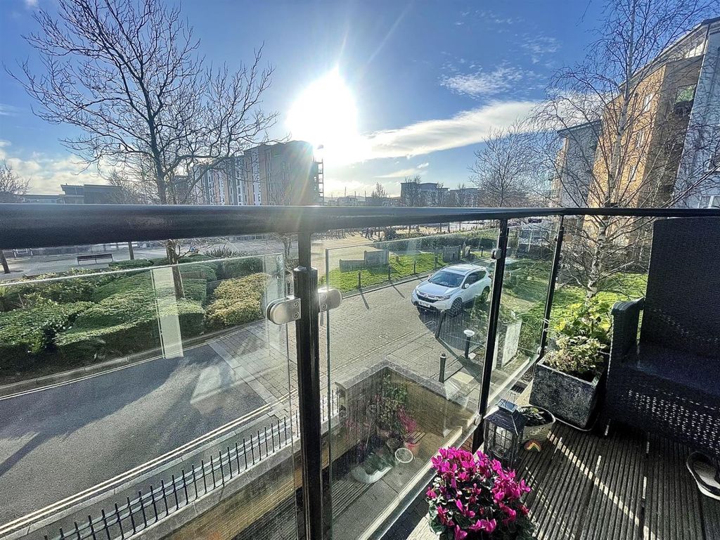 2 bed flat for sale in Lockside, Portishead, Bristol BS20, £435,000