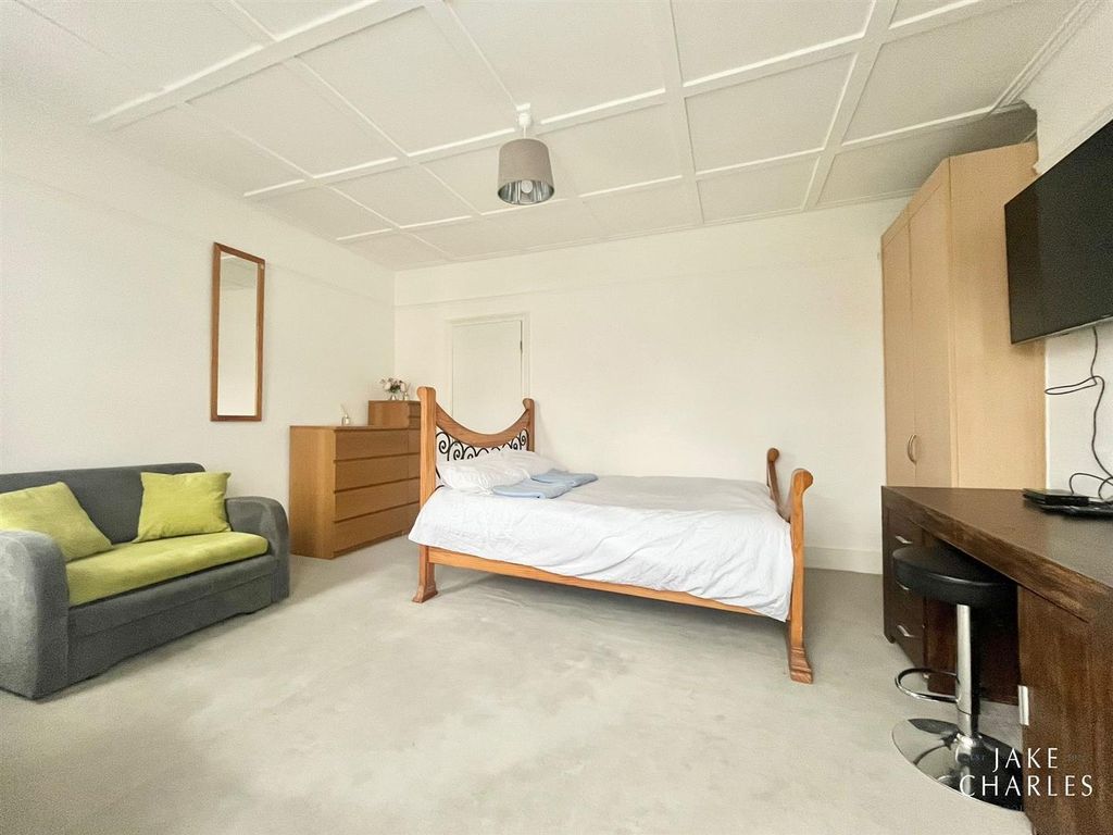 Room to rent in Cranbrook Park, London N22, £850 pcm