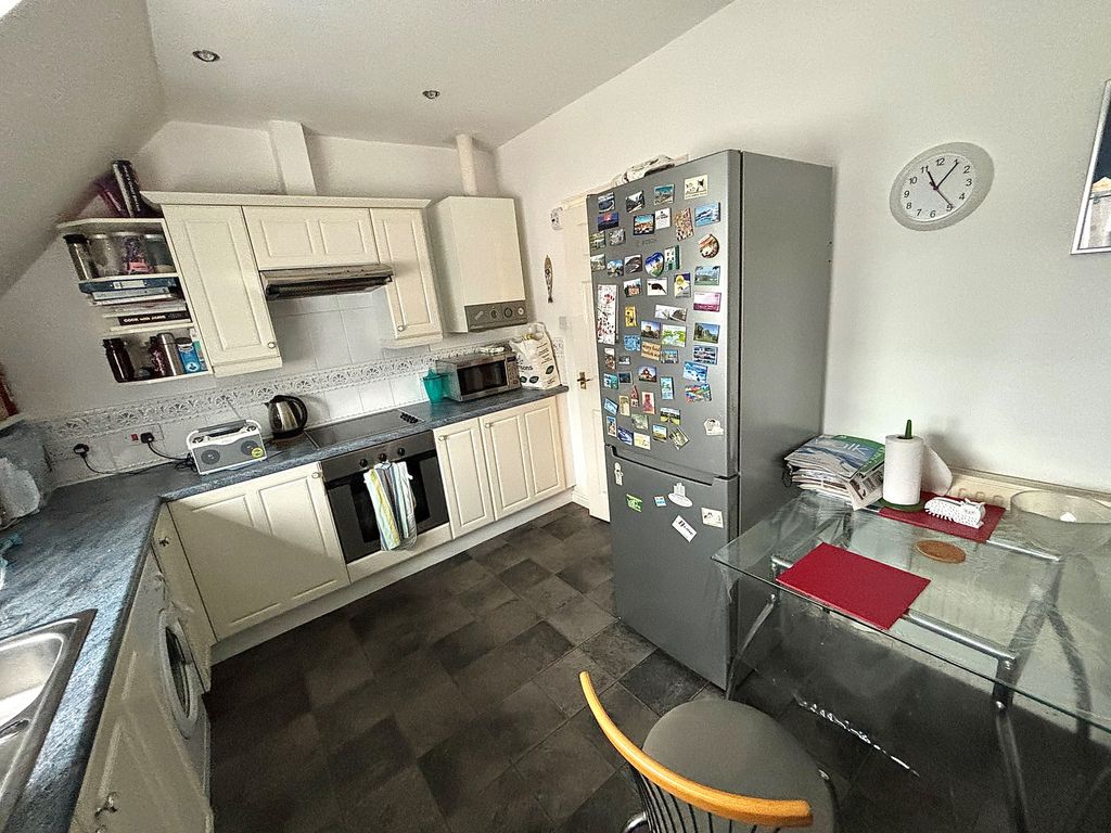 2 bed flat to rent in The Landings, Penarth CF64, £950 pcm