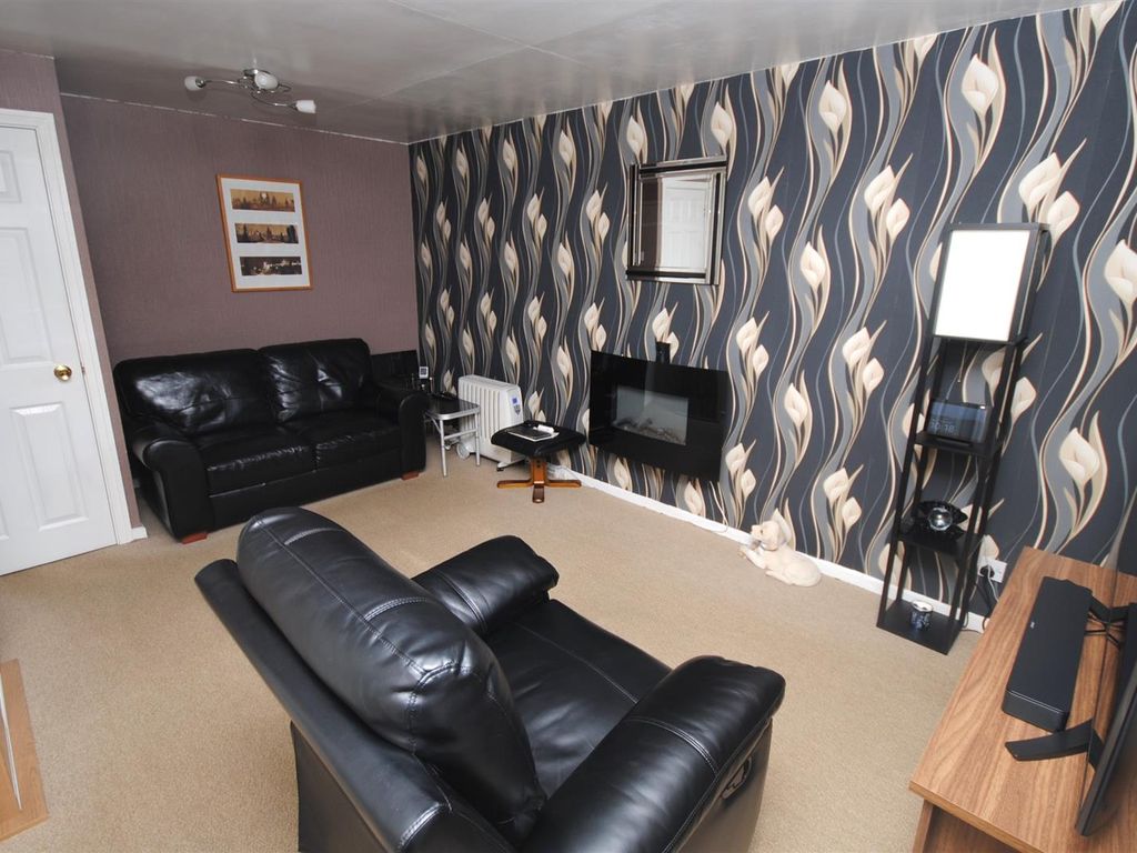 2 bed flat for sale in Moorgate Road, Kippax, Leeds LS25, £79,950