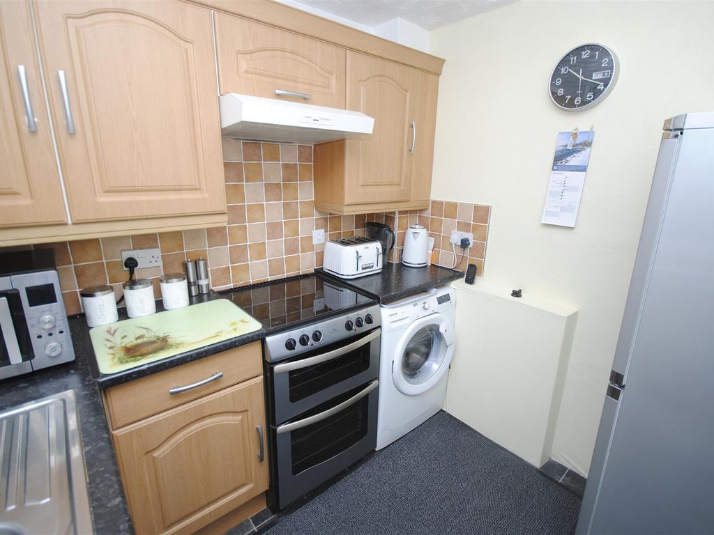 2 bed flat for sale in Moorgate Road, Kippax, Leeds LS25, £79,950