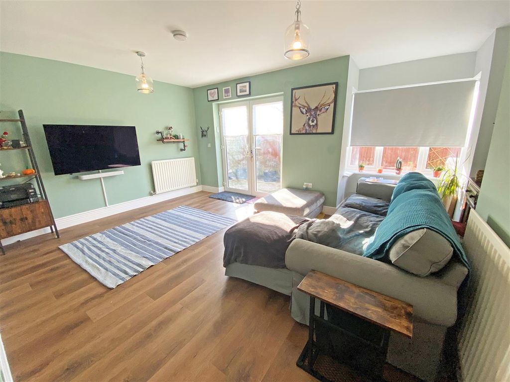 2 bed flat for sale in The Sidings, Hailsham BN27, £235,000