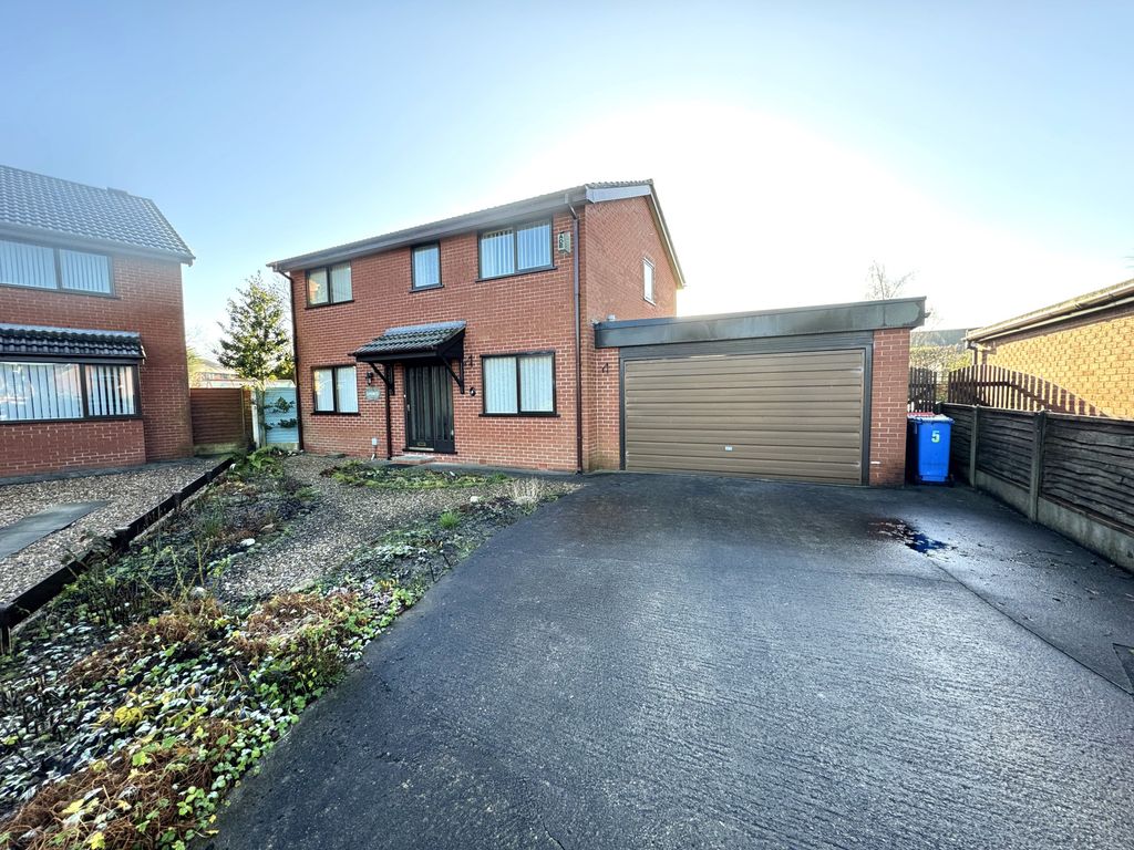 4 bed detached house for sale in 5 Waterside Close, Garstang PR3, £395,000