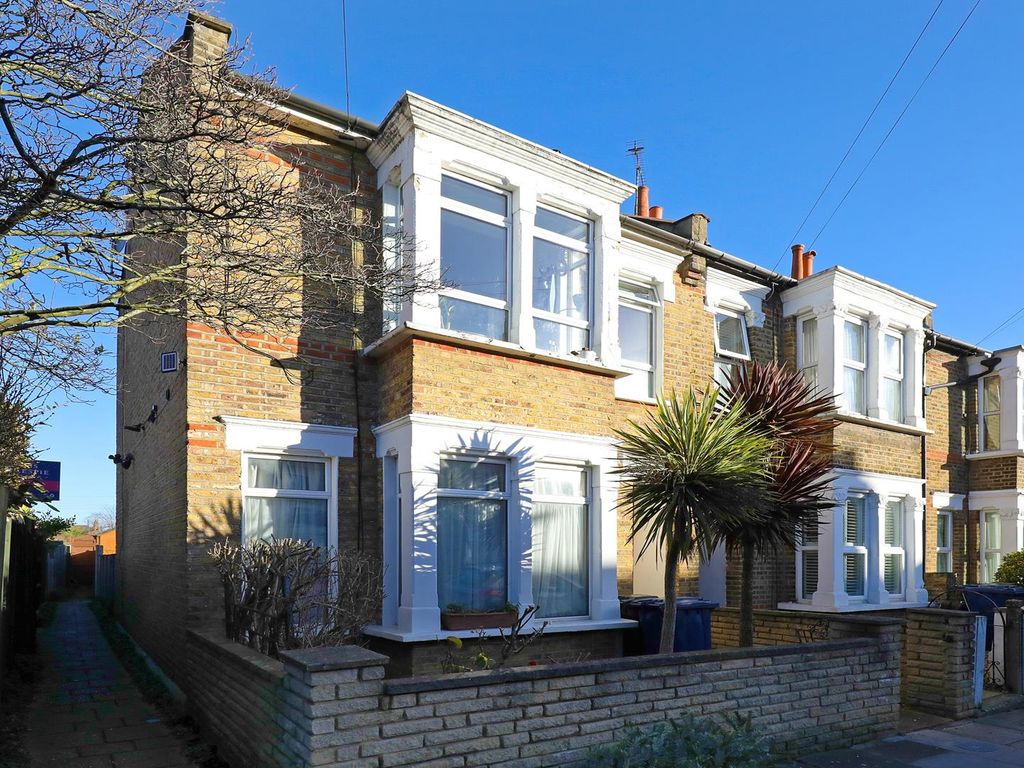 2 bed flat for sale in Junction Road, Ealing W5, £505,000