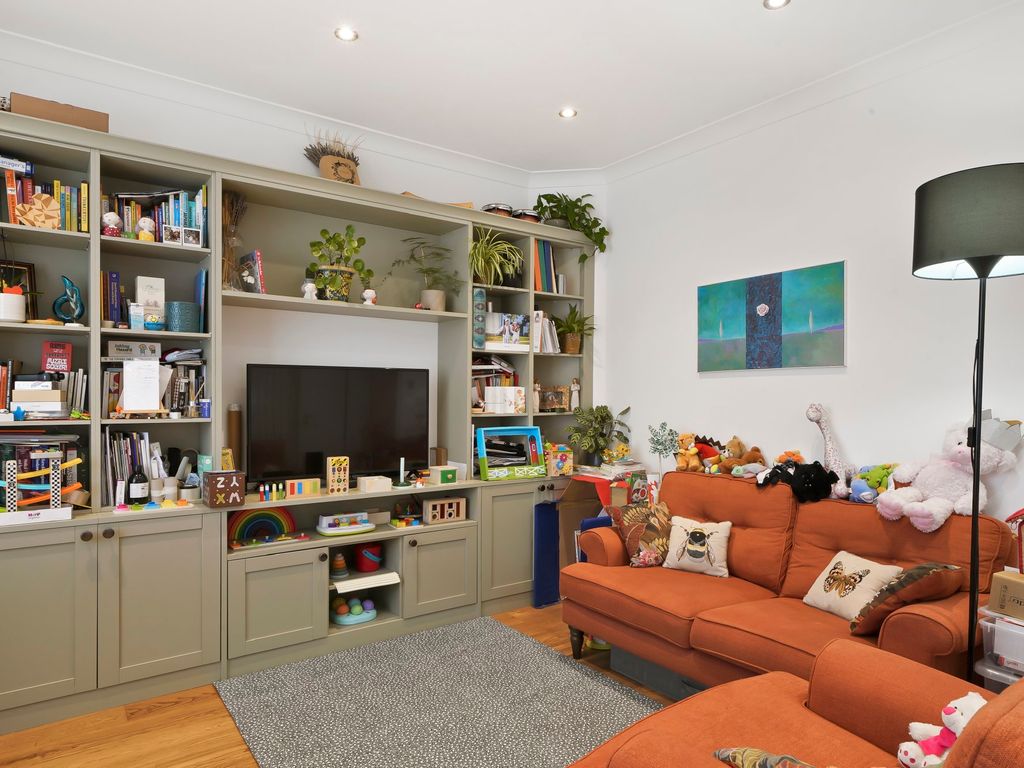 2 bed flat for sale in Finchley Lane, London NW4, £545,000