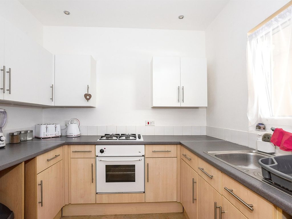 2 bed flat for sale in London Road, Portsmouth PO2, £140,000