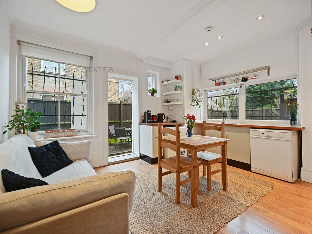 2 bed flat for sale in Fulham Palace Road, Fulham SW6, £655,000