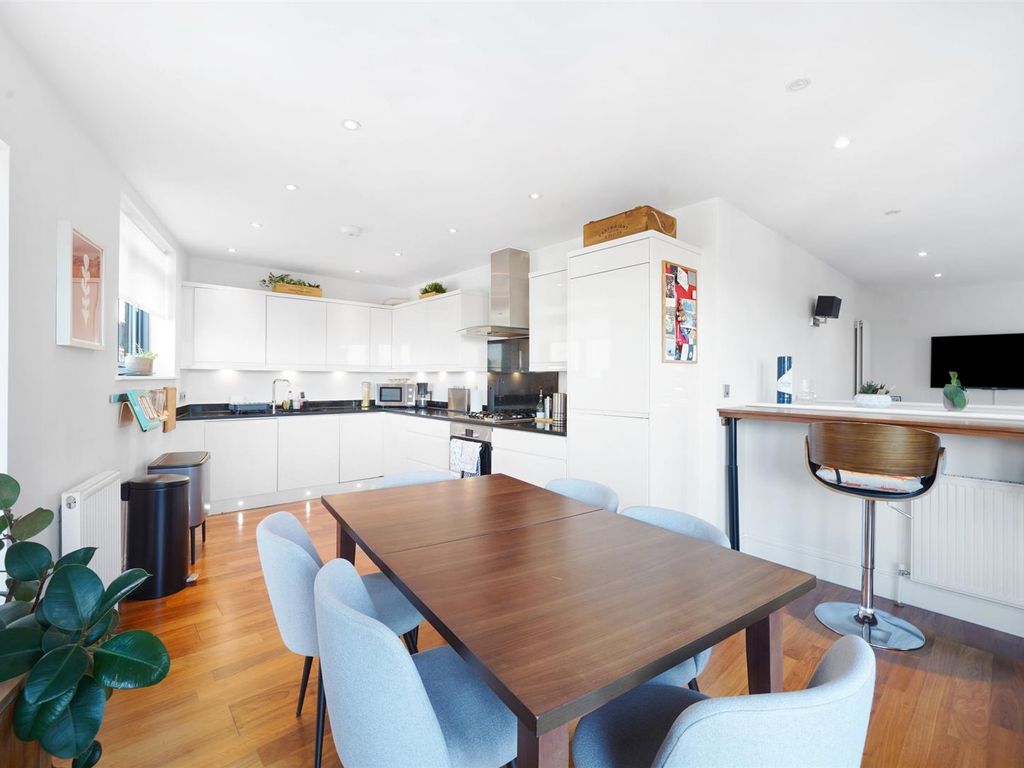 2 bed flat for sale in Green Court, Ashley Crescent, London SW11, £785,000