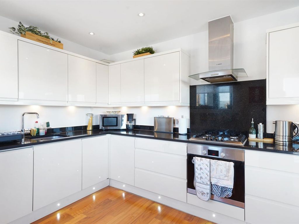 2 bed flat for sale in Green Court, Ashley Crescent, London SW11, £785,000