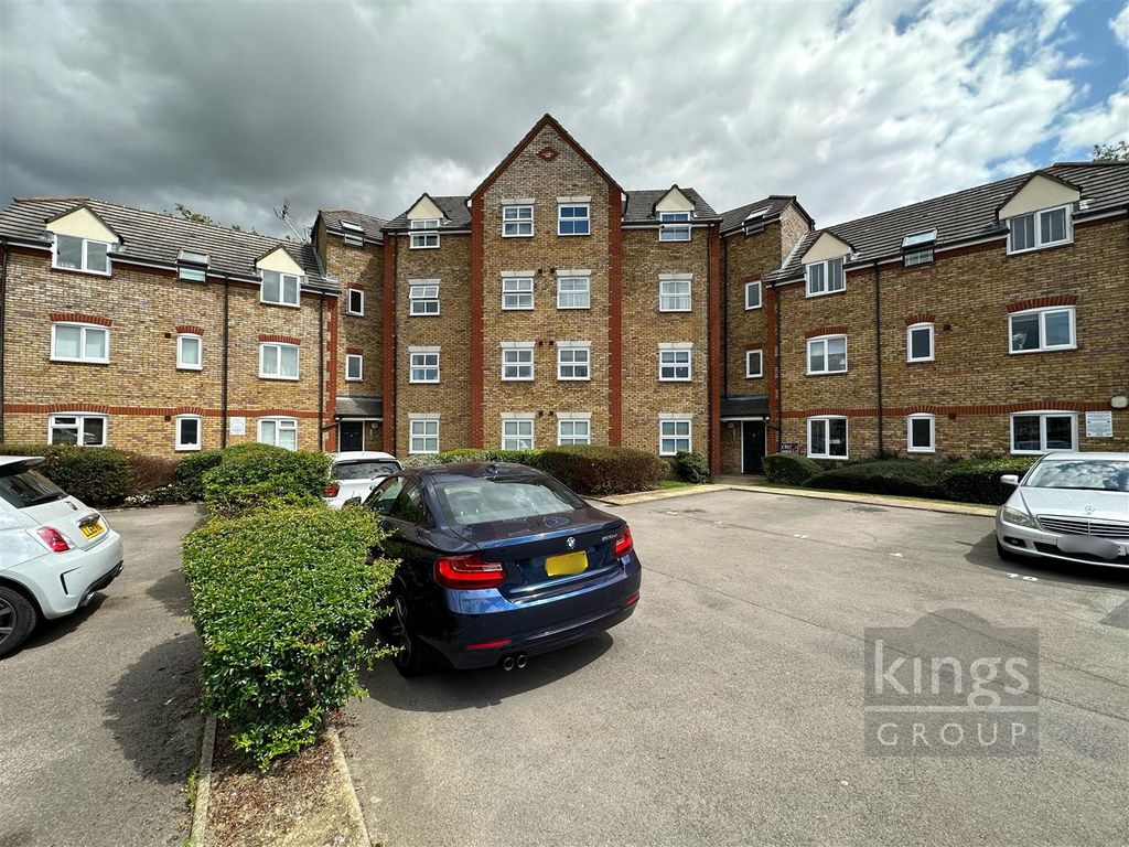 2 bed flat for sale in Victoria Gate, Church Langley, Harlow CM17, £240,000