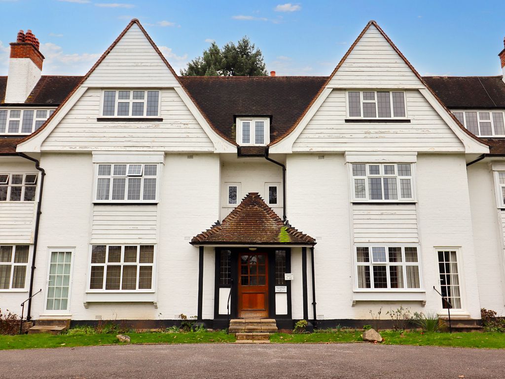 3 bed flat for sale in Watts Road, Thames Ditton KT7, £499,950