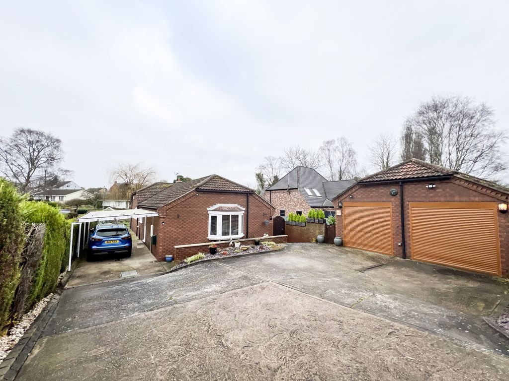 5 bed detached bungalow for sale in High Street, Broughton, Brigg DN20, £390,000
