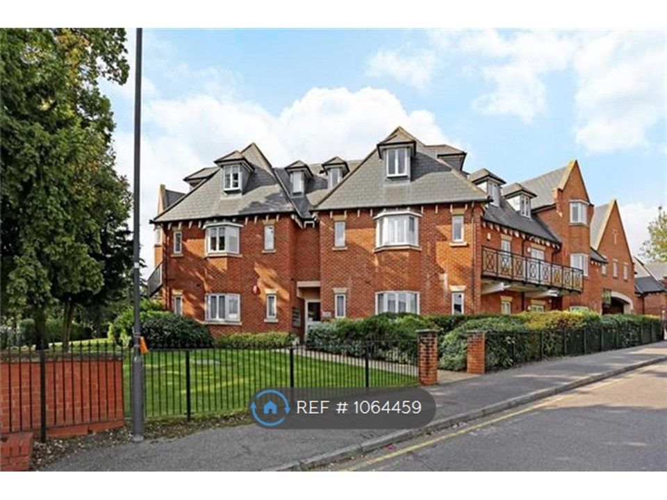 2 bed flat to rent in Windsor House, Stanmore HA7, £2,200 pcm