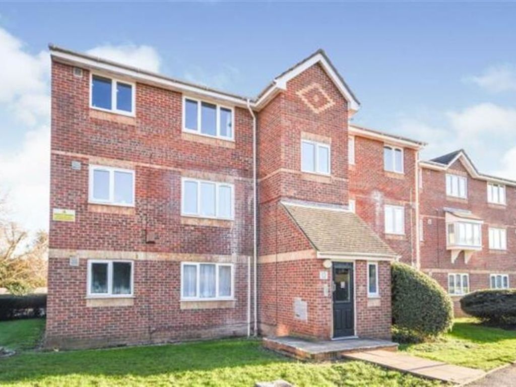 1 bed flat for sale in Chestnut Road, Vange, Basildon SS16, £150,000