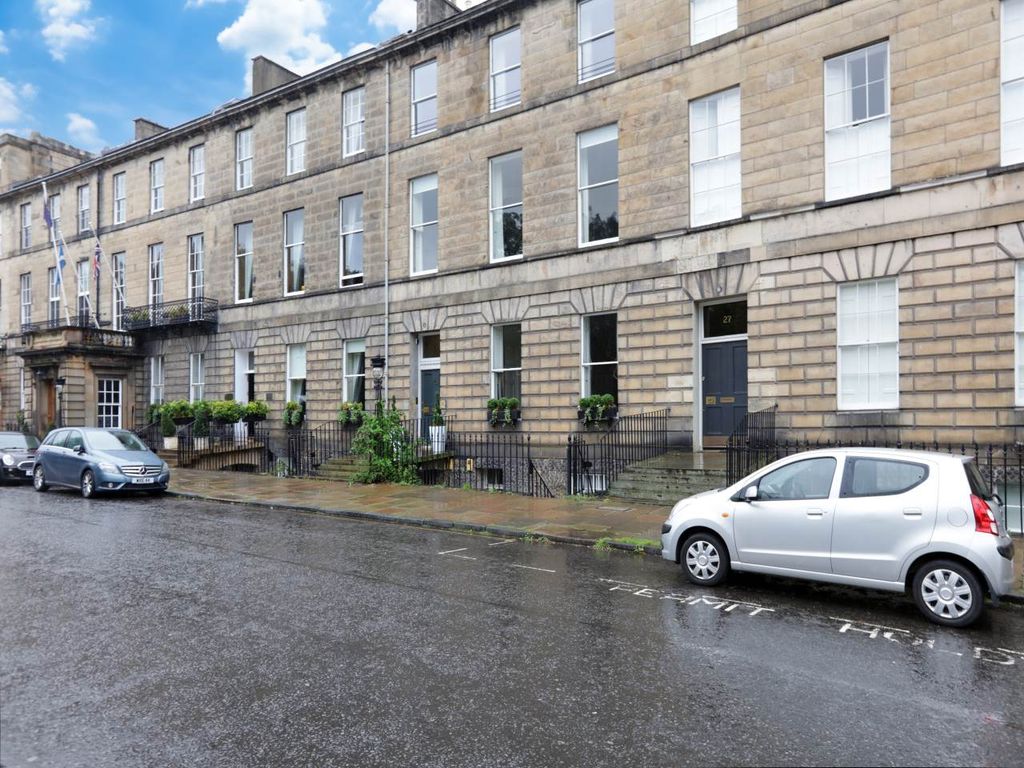 4 bed flat to rent in Abercromby Place, New Town, Edinburgh EH3, £2,475 pcm