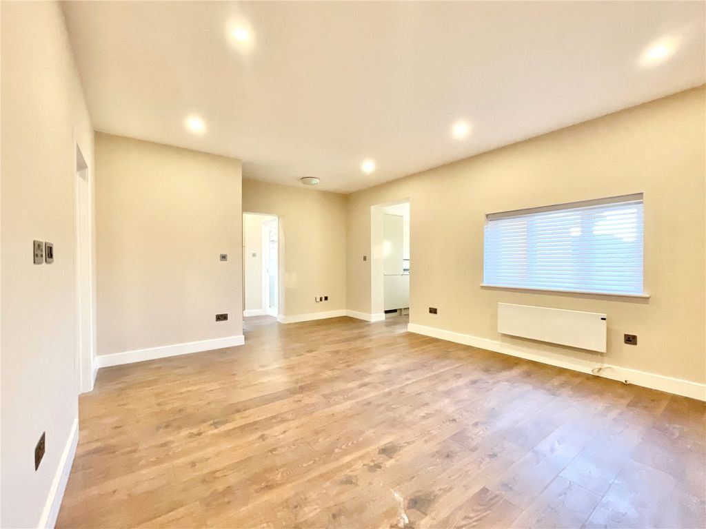 2 bed flat to rent in Greenford, Middlesex UB6, £2,000 pcm