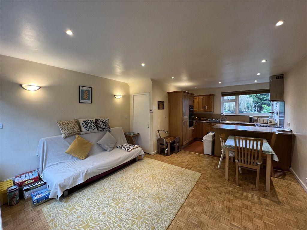 2 bed flat to rent in Burnside Close, Barnet EN5, £1,650 pcm