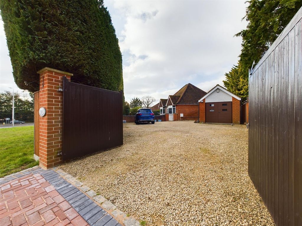 3 bed detached bungalow for sale in Royal Avenue, Calcot, Reading RG31, £475,000