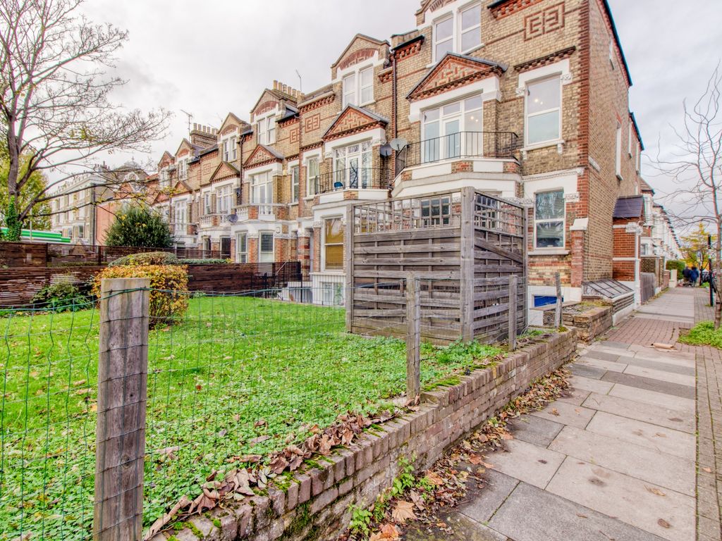 1 bed flat to rent in Clapham Common North Side, London SW4, £2,500 pcm