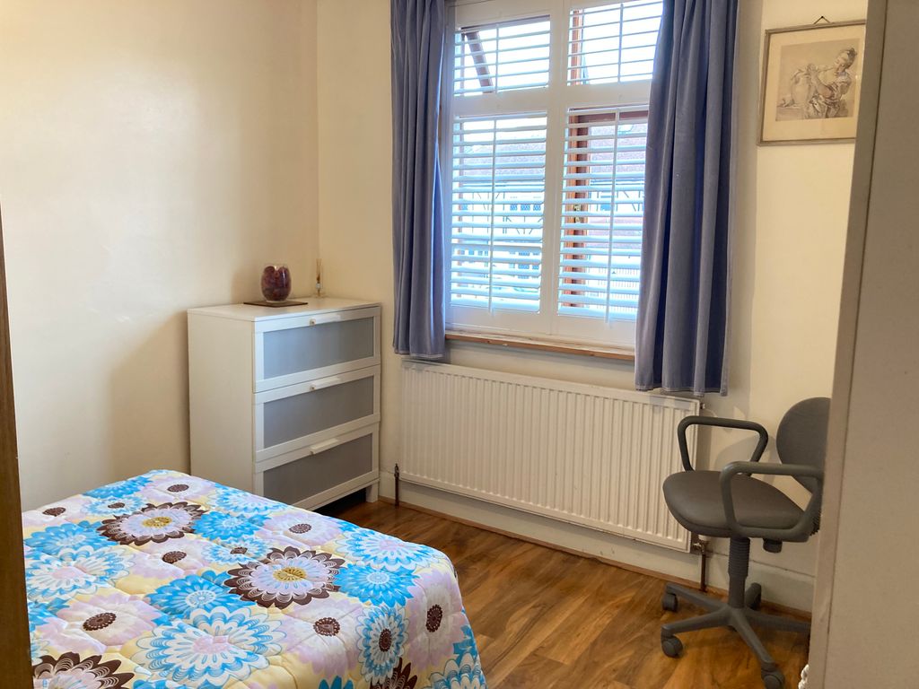 Room to rent in Very Near Elmwood Avenue Area, Harrow Kenton HA3, £800 pcm
