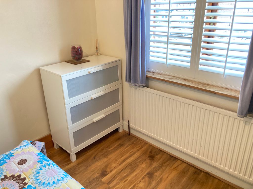 Room to rent in Very Near Elmwood Avenue Area, Harrow Kenton HA3, £800 pcm