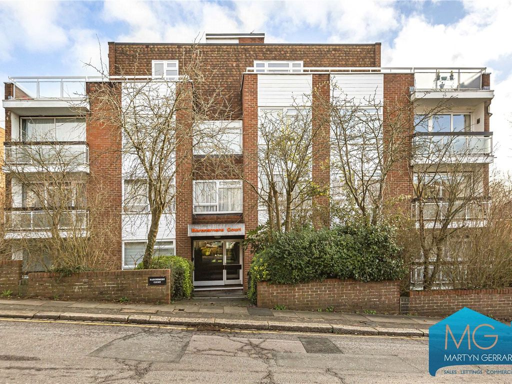 3 bed flat for sale in Baronsmere Court, Manor Road, Barnet EN5, £530,000