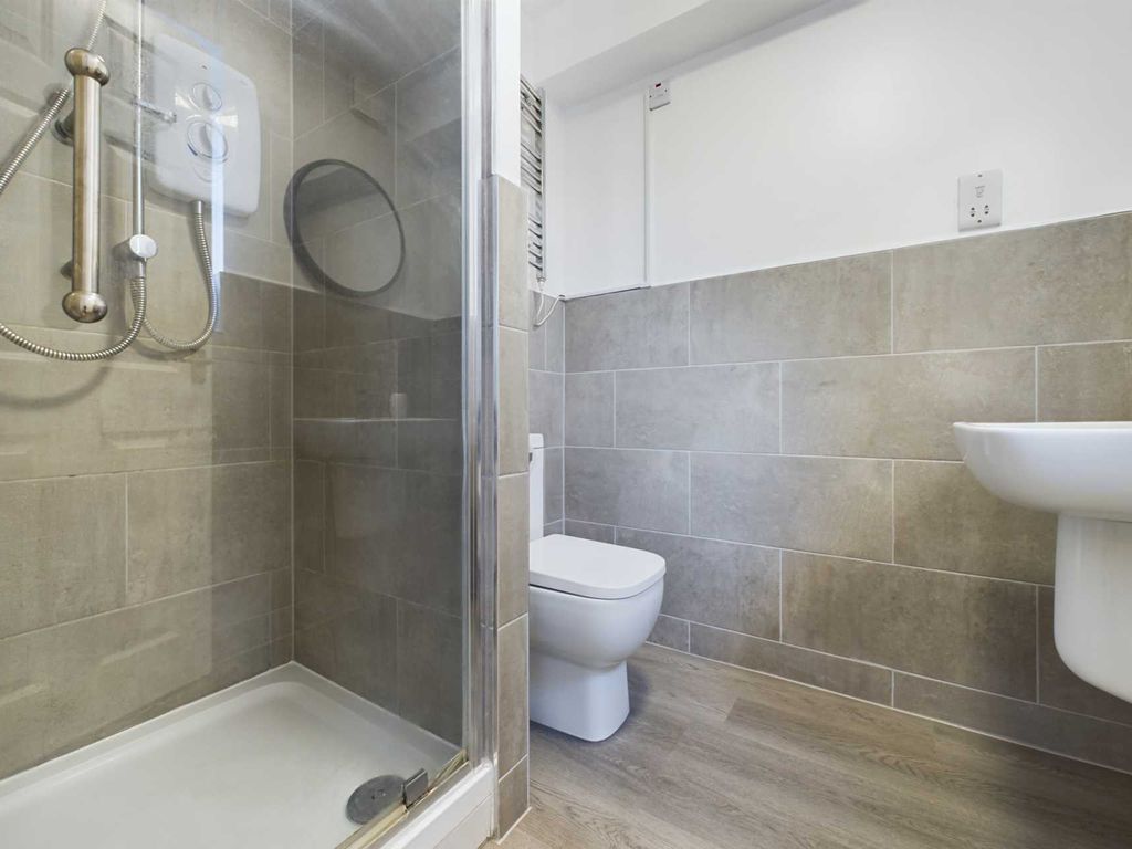 2 bed flat for sale in Imperial Way, Apsley HP3, £300,000