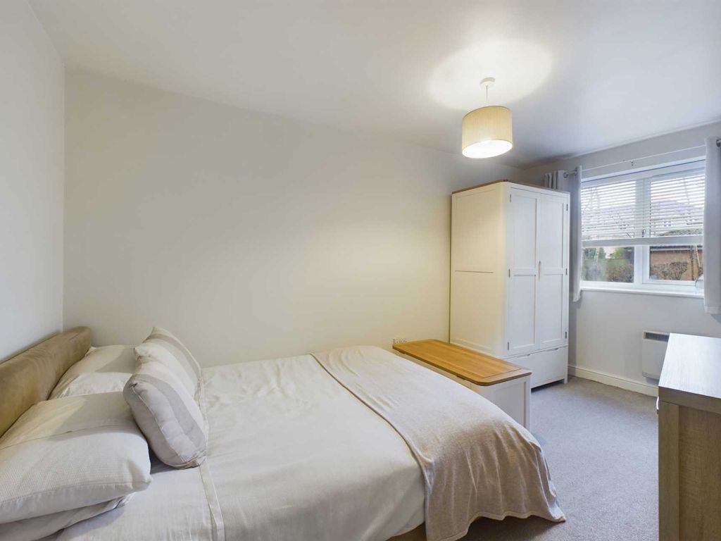 2 bed flat for sale in Imperial Way, Apsley HP3, £300,000
