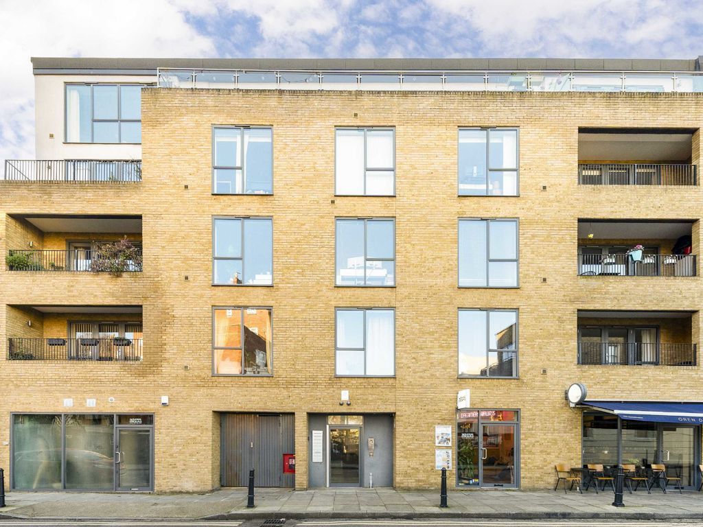 2 bed flat to rent in Ada Street, London E8, £2,600 pcm
