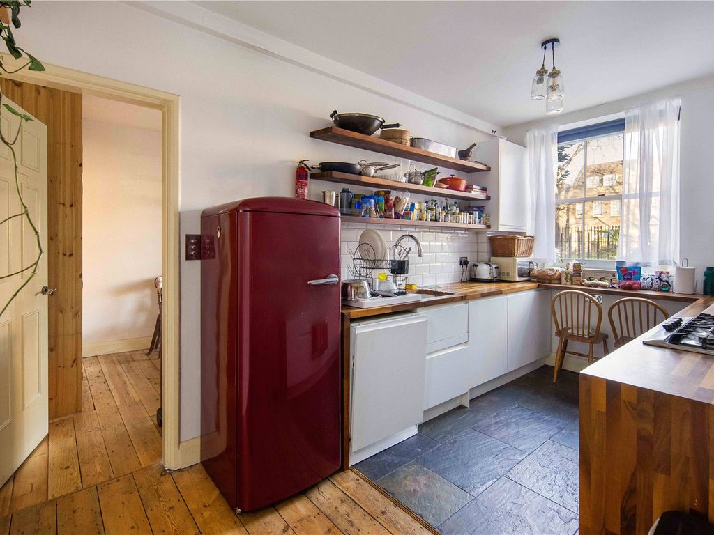 1 bed flat for sale in Dunstan Houses, Stepney Green, London E1, £425,000