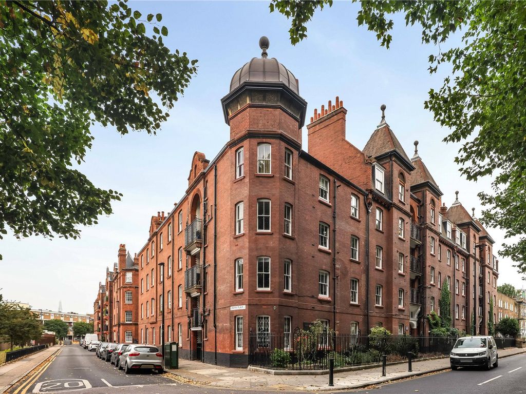 1 bed flat for sale in Dunstan Houses, Stepney Green, London E1, £425,000