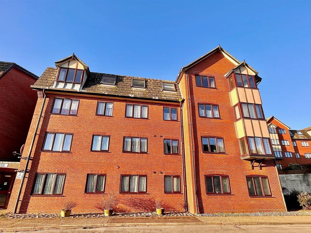 2 bed flat for sale in St. Peters Plain, Great Yarmouth NR30, £70,000