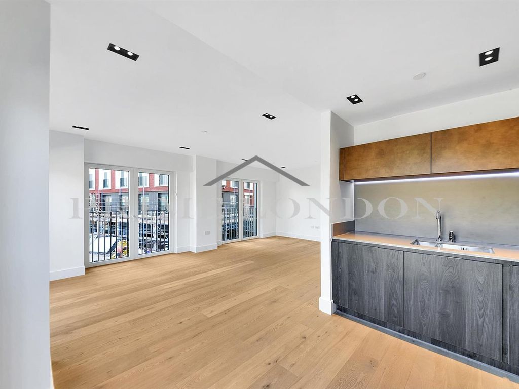 New home, Studio for sale in Keybridge Tower, 1 Exchange Gardens, Vauxhall SW8, £499,000