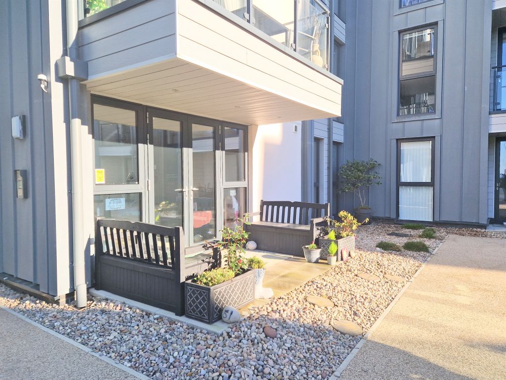 2 bed flat for sale in Rest Bay, Porthcawl CF36, £375,000