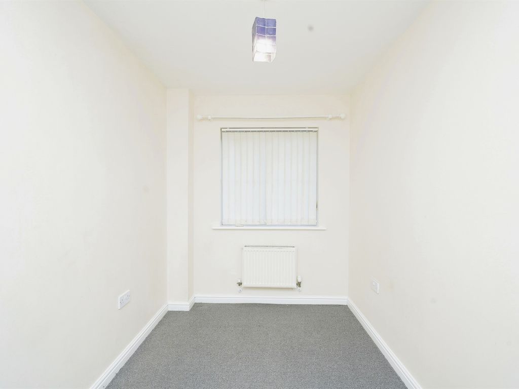 2 bed flat for sale in The Wickets, Luton LU2, £200,000