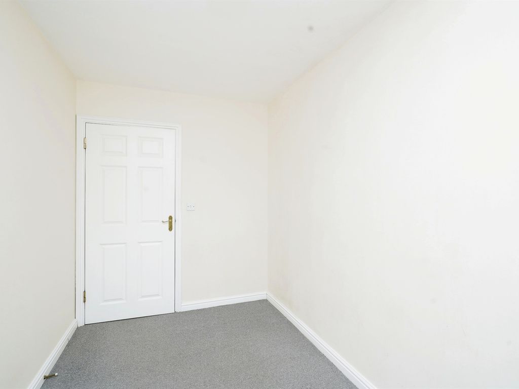 2 bed flat for sale in The Wickets, Luton LU2, £200,000