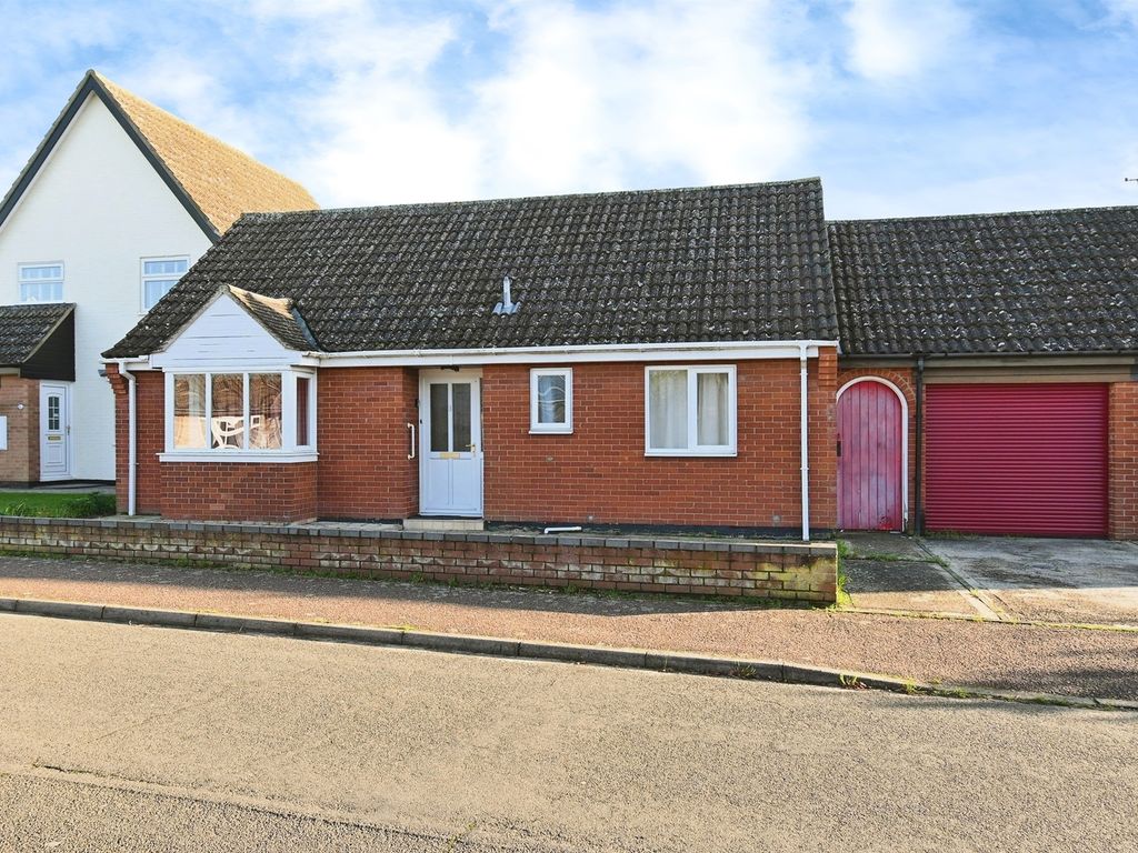 2 bed bungalow for sale in Masefield Road, Diss IP22, £260,000