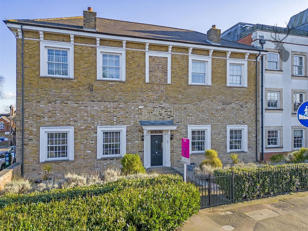 2 bed flat for sale in High Road, Woodford Green IG8, £395,000