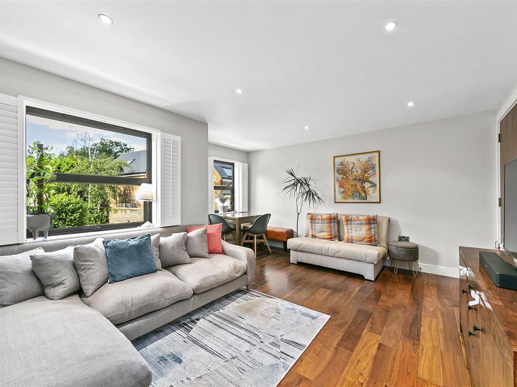 2 bed flat for sale in Coleshill Road, Teddington TW11, £565,000