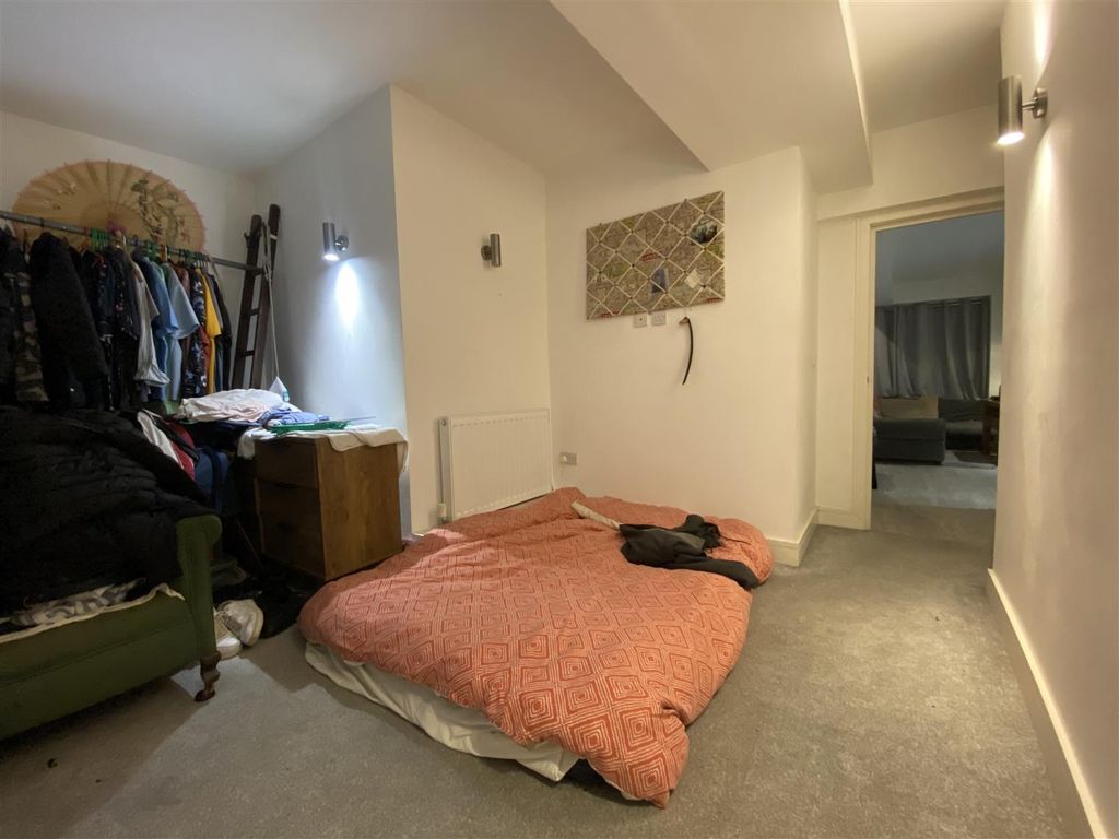 1 bed flat for sale in Sun Street, Waltham Abbey EN9, £205,000