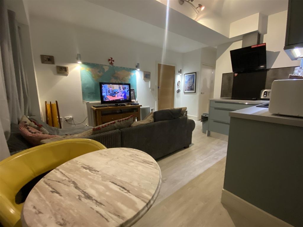 1 bed flat for sale in Sun Street, Waltham Abbey EN9, £205,000