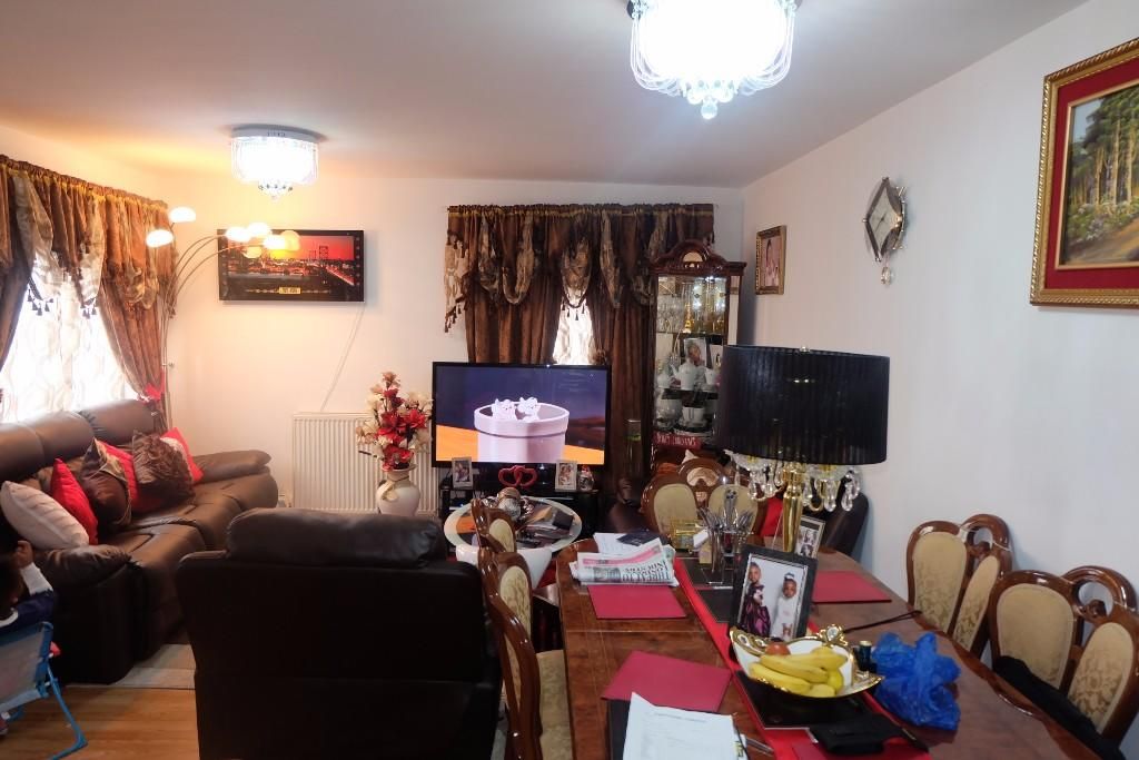 2 bed flat for sale in Newham Way, London E6, £325,000