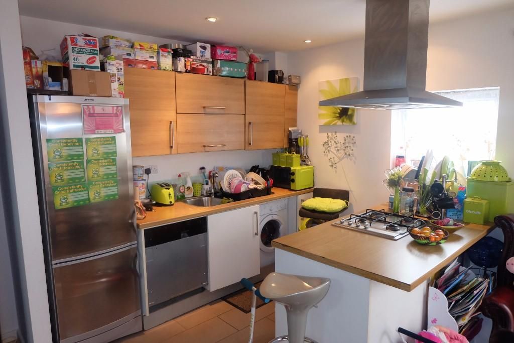 2 bed flat for sale in Newham Way, London E6, £325,000