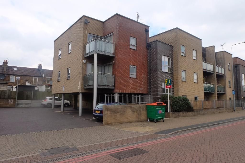 2 bed flat for sale in Newham Way, London E6, £325,000