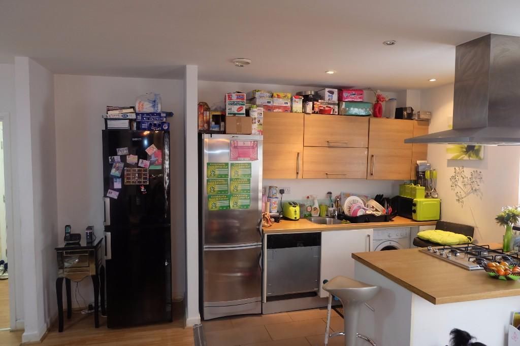 2 bed flat for sale in Newham Way, London E6, £325,000