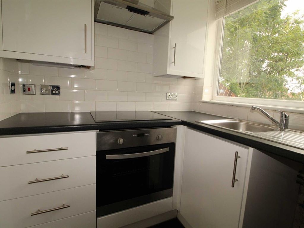 2 bed flat to rent in Erith Crescent, Collier Row, Romford RM5, £1,650 pcm